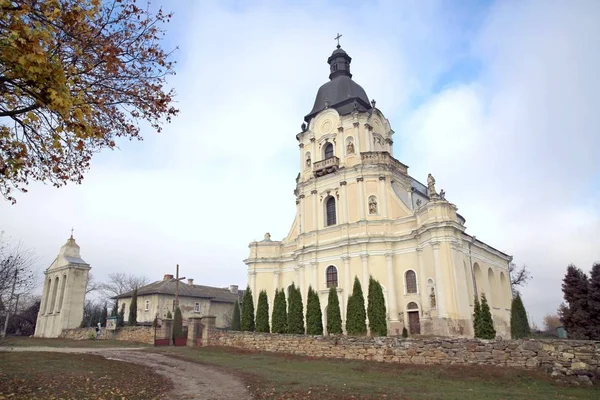 圣三位一体教堂 Church Holy Trinity 或称三位一体教堂 Trinity Church 是特努皮勒地区最著名的巴洛克纪念碑之一 是Terebovlya区Mykulintsy最古老的神殿 建筑师August — 图库照片