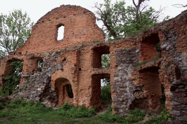 Koretsky Şatosu - Koret prenslerinin Korets, Rivne Bölgesi, Ukrayna 'daki harabe konutları, XV Xviii yüzyıllarının tahkimatlarının küçük parçaları korundu. Kapı kulesi modern bir şehrin arması üzerinde tasvir edilir..