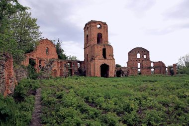 Koretsky Şatosu - Koret prenslerinin Korets, Rivne Bölgesi, Ukrayna 'daki harabe konutları, XV Xviii yüzyıllarının tahkimatlarının küçük parçaları korundu. Kapı kulesi modern bir şehrin arması üzerinde tasvir edilir..