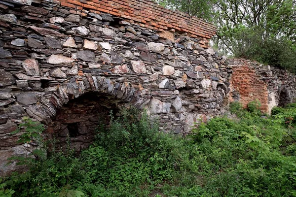 コレスキー城 川地域 ウクライナ Xi8世紀の要塞の小さな断片で韓国の王子の荒廃した住居が保存されています 門楼は近代都市の紋章に描かれている — ストック写真