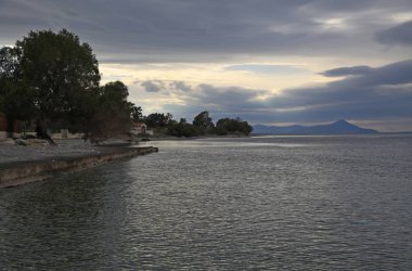 Bomo Calamos Plaj Oteli, Yunanistan, Evvoikos Körfezi yakınlarındaki bulutlu bir günde ilkbaharın başlarında ıssız yerler ve manzaralar..