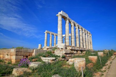 Yunanistan 'daki efsanevi Cape Sounion Burnu' ndaki Poseidon Tapınağı 'nın kalıntıları. Bazı tarihçiler arasında, Poseidon Tapınağı 'nın MÖ 440 yılında Yunanlılar tarafından değil, gizemli Atlantis sakinleri tarafından inşa edildiğine inanılır..