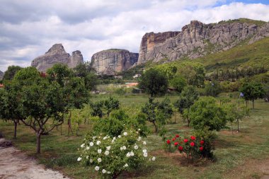 Yunanistan 'ın kuzeyinde, en büyük manastır kompleksinin bulunduğu Teselya dağlarında, göktaşı kayaları - havada süzülerek deniz seviyesinden 600 metre yüksekliğe ulaşır..