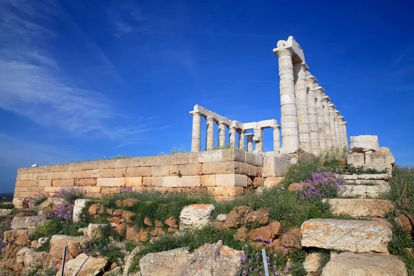 ギリシャの伝説的なケープサニオンでポセイドン神殿の遺跡 歴史家の中には ポセイドン神殿は440年にギリシャ人ではなく 神秘的なアトランティスの住民によって建てられたと信じられている — ストック写真