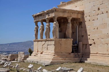 Atina Akropolü (Yunan tanrılarına dua edilen ve kurban sunulan bir tapınak kompleksi), Yunanistan 'ın Atina kentinde 156 metrelik kayalık bir tepede yer almaktadır..
