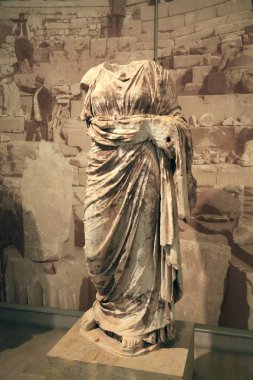 Yunanistan 'daki Delphic Müzesi' nin eserleri eşsiz heykeller, heykeller, ev eşyaları ve dinlerden oluşuyor. Müze Apollo arkeolojik kompleksinin yakınında yer almaktadır.