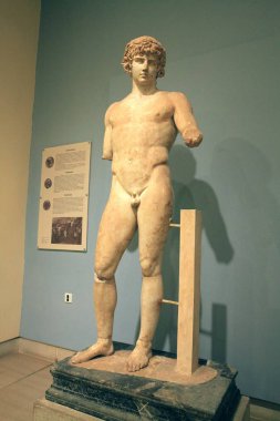 Yunanistan 'daki Delphic Müzesi' nin eserleri eşsiz heykeller, heykeller, ev eşyaları ve dinlerden oluşuyor. Müze Apollo arkeolojik kompleksinin yakınında yer almaktadır.