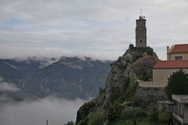 Yunanistan 'ın Arachova dağ köyü, Delphi yolunda, Parnassus Dağı' nın eteklerindedir; başarılı Atinalıların hafta sonları gelmeyi sevdiği en büyük ve en iyi organize edilmiş kayak merkezidir, doğanın nadir güzelliklerinden biridir..
