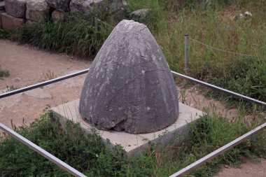 Yunanistan 'daki Delphic Müzesi' nin eserleri eşsiz heykeller, heykeller, ev eşyaları ve dinlerden oluşuyor. Müze Apollo arkeolojik kompleksinin yakınında yer almaktadır. Dünyanın göbeği.
