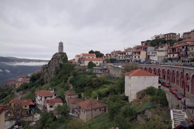 Yunanistan 'ın Arachova dağ köyü, Delphi yolunda, Parnassus Dağı' nın eteklerindedir; başarılı Atinalıların hafta sonları gelmeyi sevdiği en büyük ve en iyi organize edilmiş kayak merkezidir, doğanın nadir güzelliklerinden biridir..