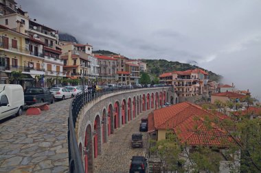 Yunanistan 'ın Arachova dağ köyü, Delphi yolunda, Parnassus Dağı' nın eteklerindedir; başarılı Atinalıların hafta sonları gelmeyi sevdiği en büyük ve en iyi organize edilmiş kayak merkezidir, doğanın nadir güzelliklerinden biridir..