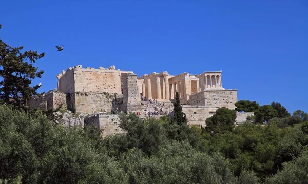 アテネのアクロポリス ギリシャの神々に祈りと犠牲が提供された寺院の複合体 156メートルの岩場の丘の上に ギリシャのアテネ市に位置しています — ストック写真