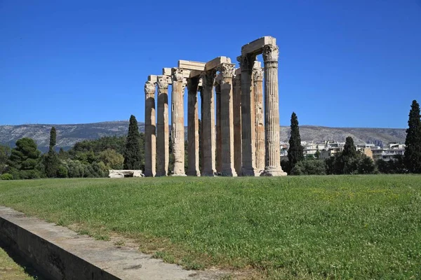 オリンピック オリンピアンゼウス神殿 ギリシャ最大の寺院 アテネ アクロポリスから500メートル 伝説によると それは神話のDeucalionの聖域のサイト上に構築されました — ストック写真