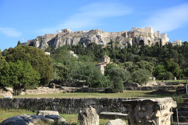 アテネのアクロポリス ギリシャの神々に祈りと犠牲が提供された寺院の複合体 156メートルの岩場の丘の上に ギリシャのアテネ市に位置しています — ストック写真