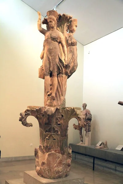 그리스 델포이 박물관에 전시되어 전시물들은 조각품 조각상 가재도구 종교이다 박물관은 — 스톡 사진