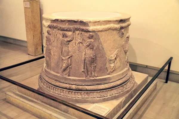 그리스 델포이 박물관에 전시되어 전시물들은 조각품 조각상 가재도구 종교이다 박물관은 — 스톡 사진