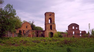 Koretsky Şatosu - Koret prenslerinin Korets, Rivne Bölgesi, Ukrayna 'daki harabe konutları, XV Xviii yüzyıllarının tahkimatlarının küçük parçaları korundu. Kapı kulesi modern bir şehrin arması üzerinde tasvir edilir..