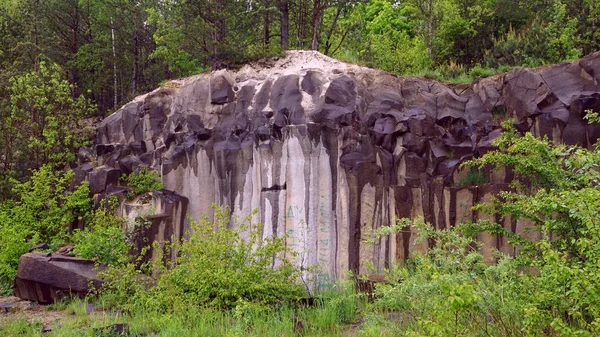 玄武岩の柱 自然のユニークな作品は ウクライナの黒金 バゾルトヴォーの村の近くに 川地域のコストポールスキー地区に位置しています 工業採掘は開かれた方法で行われます — ストック写真