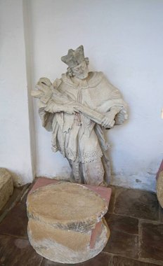 Yunan Katolik Kutsal Varsayımı Univ Lavra, Ukrayna 'nın Lviv bölgesinde bulunan ve ilginç bir mimari topluluğu olan bir öğrenci manastırı. Bölgedeki heykeller Kutsal Varsayım Univ Lavra