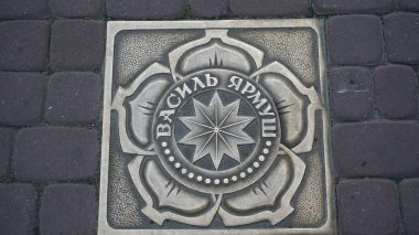 Ternopol 'ün merkezindeki patikalarda ünlü insanların isimleriyle birlikte kare şeklinde işaretler. Ato gönüllülerine yıldızlar, hafızanın devamlılığı ve anavatanın savunucuları için sonsuz zafer.