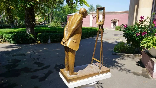 世界上唯一的观众纪念碑 位于乌克兰敖德萨艺术博物馆 该作品的作者是著名雕塑家亚历山大 克尼亚兹克 — 图库照片