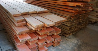 Hasat edilmiş ve istiflenmiş odunların fotoğrafı (kesme tahtaları))