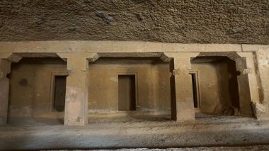Budist mağara tapınağı-manastır kompleksi Kanheri (Mumbai 'nin bir banliyösü olan Borivali yakınlarında). Eski tapınaklar Buda 'ya tapanların elleri tarafından oyulmuştur. Komplekste 2. Yüzyıl 'da yaratılmış 109 mağara bulunuyor. İ.Ö. - Yüzyıl..