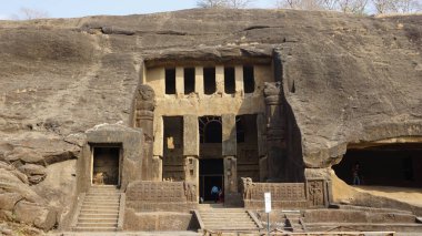 Budist mağara tapınağı-manastır kompleksi Kanheri (Mumbai 'nin bir banliyösü olan Borivali yakınlarında). Eski tapınaklar Buda 'ya tapanların elleri tarafından oyulmuştur. Komplekste 2. Yüzyıl 'da yaratılmış 109 mağara bulunuyor. İ.Ö. - Yüzyıl..