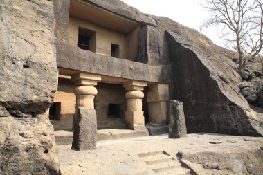 Budist mağara tapınağı-manastır kompleksi Kanheri (Mumbai 'nin bir banliyösü olan Borivali yakınlarında). Eski tapınaklar Buda 'ya tapanların elleri tarafından oyulmuştur. Komplekste 2. Yüzyıl 'da yaratılmış 109 mağara bulunuyor. İ.Ö. - Yüzyıl..