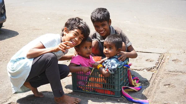 ムンバイ ボンベイ インド 市民センター マハラシュトラ州の路上で幸せな子供たちの試合 — ストック写真