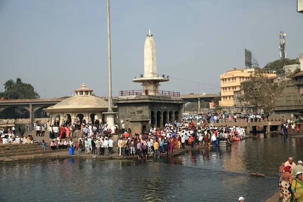马哈拉施特拉邦 锡克市的堤岸 马哈拉施特拉邦的金三角形成了马哈拉施特拉邦 孟买和浦那 卡贝克是世界上关押Kumbh Mela的4个地方之一 上海有一百多个古寺 — 图库照片