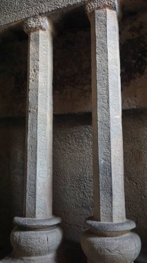 Pandava Mağaraları - M.Ö. 24 mağaradan oluşan bir kompleks, MÖ 3. yüzyıl - 6. yüzyıl civarında, Hint geleneğinin erken bir örneği olan Budist dini uygulamalarındaki değişiklikleri yansıtan heykeller eklendi. Nasik, Hindistan.  