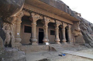 Pandava Mağaraları - M.Ö. 24 mağaradan oluşan bir kompleks, MÖ 3. yüzyıl - 6. yüzyıl civarında, Hint geleneğinin erken bir örneği olan Budist dini uygulamalarındaki değişiklikleri yansıtan heykeller eklendi. Nasik, Hindistan.  