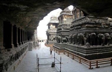 Ellora Mağaraları, Rashtrakut Hanedanı, Hindistan ve Maharashta döneminde kurulmuştur. Charanandri dağlarından birinin heykeline 34 mağara oyulmuş. 1983 'ten beri Ellora' daki mağara kompleksi UNESCO 'nun Dünya Mirası Bölgesi' dir..