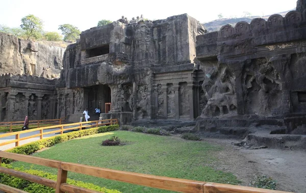 埃洛拉洞穴是在印度拉什特拉库特王朝 Maharashta 统治时期建造的 34个洞穴雕刻在查兰安德里山脉的一块岩石上 自1983年以来 埃洛拉的洞穴建筑群是联合国教科文组织的世界遗产 — 图库照片