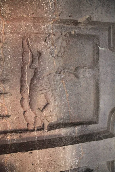 埃洛拉洞穴 Ellora Caves 是在印度拉什特拉库特王朝 Maharashta 统治时期建造的 34个洞穴雕刻在查兰安德里山脉的一块岩石上 自1983年以来 埃洛拉的洞穴建筑群是联合国教科文组织的世界遗产 — 图库照片