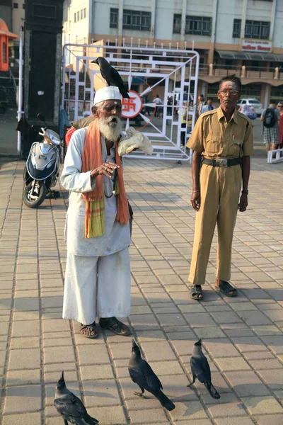 Elderly Man Monk Feeding Raven Territory Hindu Temple Complex Veereshwar — Stock Photo, Image