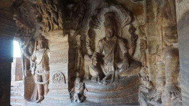 Hindu, Jain ve Budist mağara tapınaklarındaki taş heykeller Badami, Karnataka, Güney Hindistan 'da. Mağaralar, erken dönem Chalukya hanedanlıklarından (M.S. VI.).