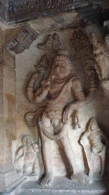 Hindu, Jain ve Budist mağara tapınaklarındaki taş heykeller Badami, Karnataka, Güney Hindistan 'da. Mağaralar, erken dönem Chalukya hanedanlıklarından (M.S. VI.).