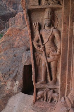 Hindu, Jain ve Budist mağara tapınaklarındaki taş heykeller Badami, Karnataka, Güney Hindistan 'da. Mağaralar, erken dönem Chalukya hanedanlıklarından (M.S. VI.).
