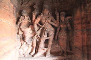 Hindu, Jain ve Budist mağara tapınaklarındaki taş heykeller Badami, Karnataka, Güney Hindistan 'da. Mağaralar, erken dönem Chalukya hanedanlıklarından (M.S. VI.).