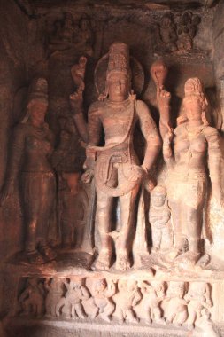 Hindu, Jain ve Budist mağara tapınaklarındaki taş heykeller Badami, Karnataka, Güney Hindistan 'da. Mağaralar, erken dönem Chalukya hanedanlıklarından (M.S. VI.).
