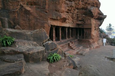 Badami Mağara Tapınakları - Hindistan, Jain ve Budist mağara tapınakları, Güney Hindistan 'ın Badami kenti yakınlarındaki mağara tapınakları. Mağaralar, erken dönem Chalukya hanedanlıklarından (M.S. VI.).