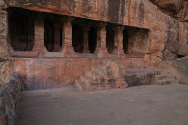 Badami Mağara Tapınakları - Hindistan, Jain ve Budist mağara tapınakları, Güney Hindistan 'ın Badami kenti yakınlarındaki mağara tapınakları. Mağaralar, erken dönem Chalukya hanedanlıklarından (M.S. VI.).