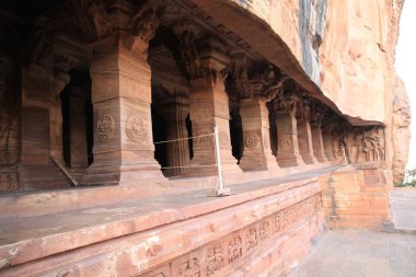 Badami Mağara Tapınakları - Hindistan, Jain ve Budist mağara tapınakları, Güney Hindistan 'ın Badami kenti yakınlarındaki mağara tapınakları. Mağaralar, erken dönem Chalukya hanedanlıklarından (M.S. VI.).