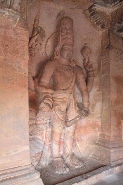 Hindu, Jain ve Budist mağara tapınaklarındaki taş heykeller Badami, Karnataka, Güney Hindistan 'da. Mağaralar, erken dönem Chalukya hanedanlıklarından (M.S. VI.).