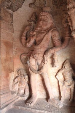 Hindu, Jain ve Budist mağara tapınaklarındaki taş heykeller Badami, Karnataka, Güney Hindistan 'da. Mağaralar, erken dönem Chalukya hanedanlıklarından (M.S. VI.).