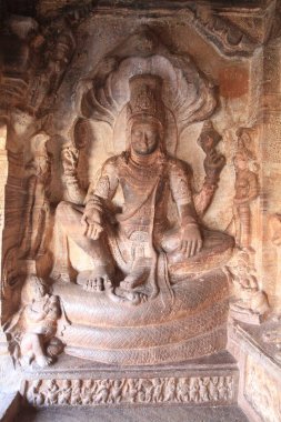 Hindu, Jain ve Budist mağara tapınaklarındaki taş heykeller Badami, Karnataka, Güney Hindistan 'da. Mağaralar, erken dönem Chalukya hanedanlıklarından (M.S. VI.).