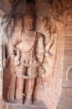 Hindu, Jain ve Budist mağara tapınaklarındaki taş heykeller Badami, Karnataka, Güney Hindistan 'da. Mağaralar, erken dönem Chalukya hanedanlıklarından (M.S. VI.).