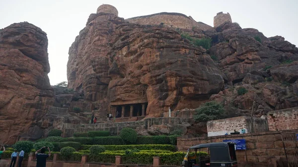 巴达米洞穴庙宇 印度南部卡纳塔克邦巴达米市附近的印度教 贾因和佛教洞穴庙宇 洞穴被认为是夏鲁克亚王朝早期 公元六世纪 洞穴庙宇建筑的一个范例 — 图库照片